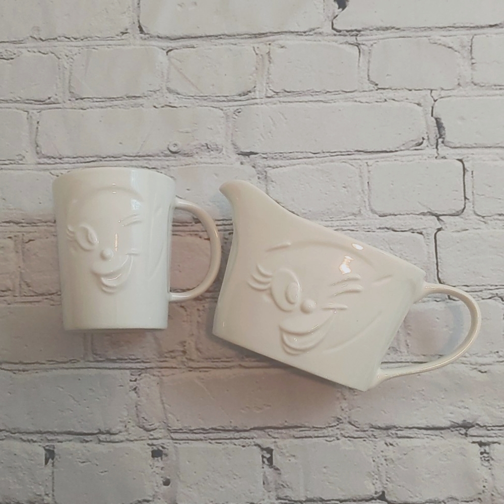Smiling Embossed Coffee/Tea & Creamer Cup